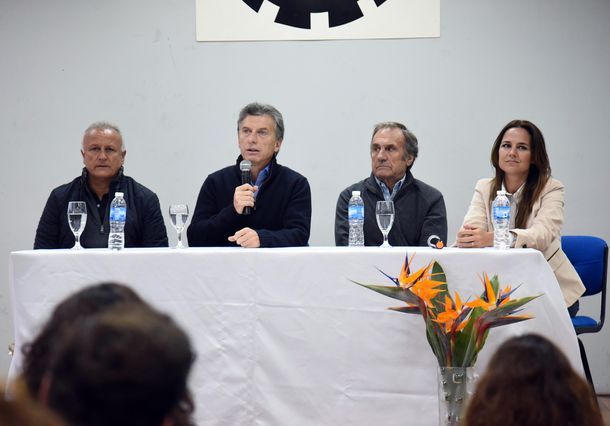 En plena campaña, Macri intenta despegarse de su vinculación con los 90