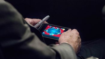 escrachan a un senador jugando al poker en el debate por siria escrachan a un senador jugando al poker en el debate por siria