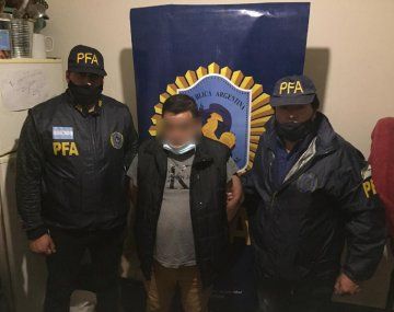 Detienen a empleado de una clínica por vender recetas y certificados haciéndose pasar por medico