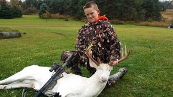 un nene de 11 anos caza a un preciado ciervo albino un nene de 11 anos caza a un preciado ciervo albino
