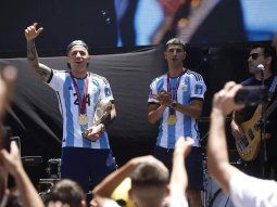 Enzo Fernández y Exequiel Palacios fueron homenajeados por un multitud en San Martín