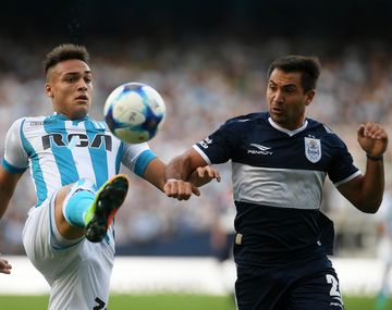 El juvenil Lautaro Martínez intenta llevarse la pelota ante la marca de Fabián Rinaudo