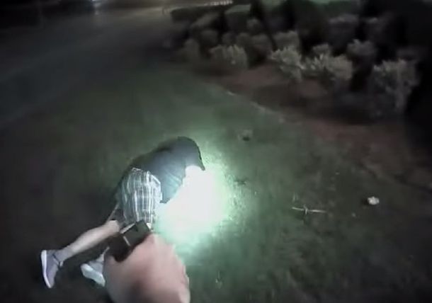 VIDEO: quiso robar cerveza y la policía lo fusiló de 12 tiros en Texas