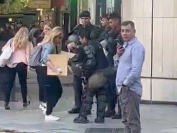 Lilia Lemoine repartió comida a los gendarmes durante el megaoperativo en el Congreso