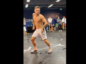 El Papu Gómez no entró pero en el vestuario la rompió toda: su baile de todos los ángulos