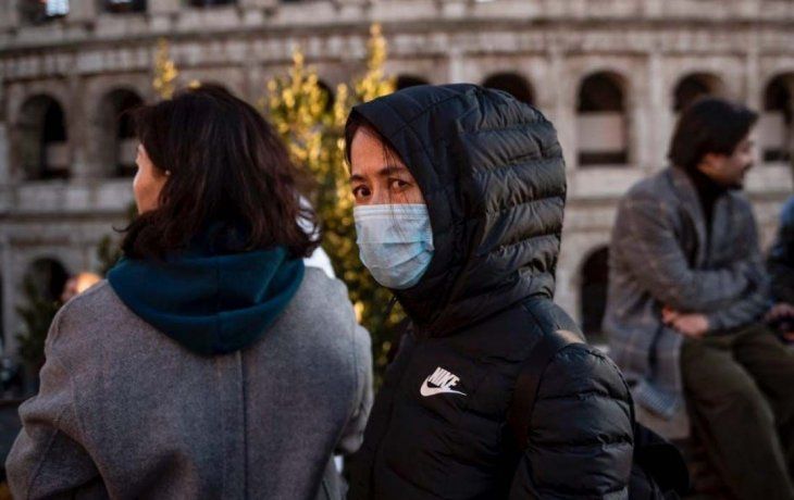 El uso del barbijo al aire libre ya no es obligatorio en Italia