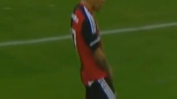 video: newells elimino a central y tevez se agarro los testiculos en el festejo video: newells elimino a central y tevez se agarro los testiculos en el festejo