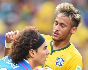 Mirá la atajada del Mundial: Ochoa le dijo que no al cabezazo de Neymar