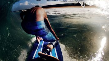 conoce al surfer sin una pierna que logra domar las olas conoce al surfer sin una pierna que logra domar las olas