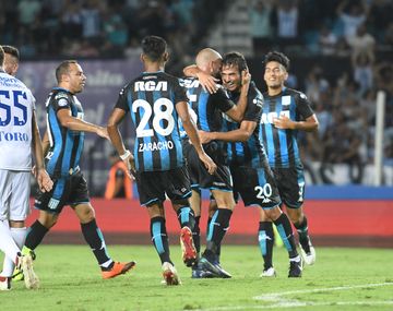 Racing festeja el triunfo ante Godoy Cruz y la vuelta a la punta de la Superliga