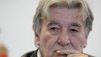 Armando Pérez reconoció que no piensa dejar el cargo por más que se lo pida Mauricio Macri. Armando Pérez reconoció que no piensa dejar el cargo por más que se lo pida Mauricio Macri.