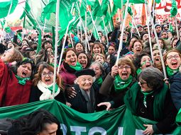 Así se vivió en la calle el momento exacto de la media sanción de la ley del aborto