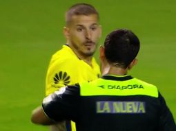 Darío Benedetto antes de ser amonestado Darío Benedetto antes de ser amonestado