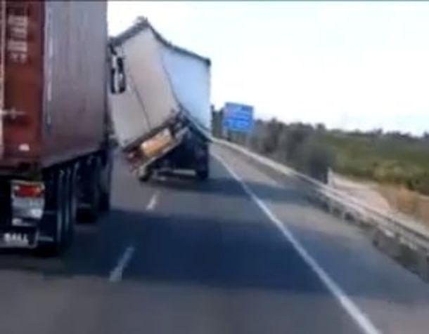 Vientos huracanados que casi vuelcan a un camión