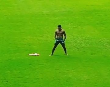 El jugador heredó la 10 de Walter Erviti en el Taladro y se metió en el personaje