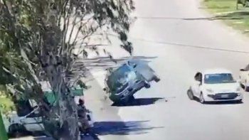 casi vuelca y mata a dos personas en ensenada por mirar el celular: la maniobra del milagro casi vuelca y mata a dos personas en ensenada por mirar el celular: la maniobra del milagro