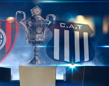 Con Almirón en la tribuna