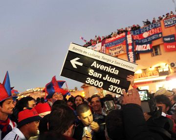 Locura cuerva: hinchas hicieron un banderazo en pleno Marrakech