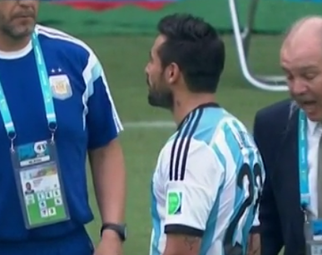 Lavezzi le tiró agua a Sabella