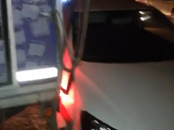 VIDEO: Camión corrió un auto mal estacionado