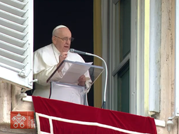 La operación del papa Francisco terminó sin complicaciones