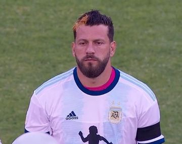 El arquero de Gimnasia se pintó el mechón que tenía Maradona en 1995