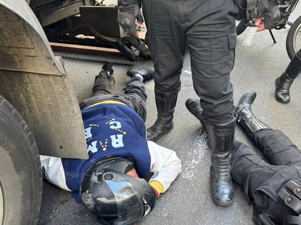 Persecución en Recoleta: robó un celular, huyó en moto y terminó chocando