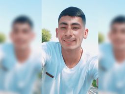 Kevin vende bolsas de residuos casa por casa y a cada cliente le deja un currículum para obtener un empleo: Sólo quiero trabajar