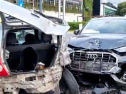 Impresionante choque en Aeroparque: conductor de un Audi destrozó dos automóviles que estaban en un semáforo