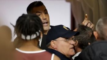 luis scola fue agredido por la espalda tras un partido entre trapani shark y varese luis scola fue agredido por la espalda tras un partido entre trapani shark y varese