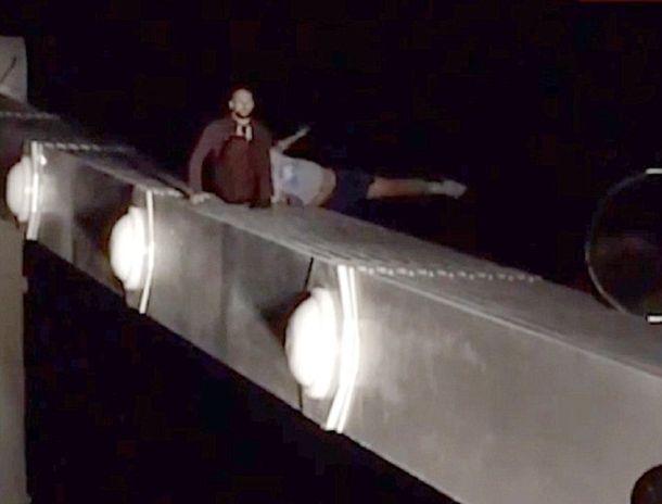 VIDEO: Se quiso suicidar, se arrepintió, pero cayó de un puente