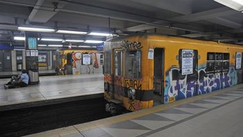 realizo graffitis en el subte y ahora debera limpiarlos realizo graffitis en el subte y ahora debera limpiarlos