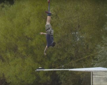 Marca un récord Guinness por tirarse de 73 metros y mojar una galletita en una taza de té