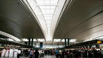 Cerraron la terminal 4 del aeropuerto JFK de Nueva York por un incendio Cerraron la terminal 4 del aeropuerto JFK de Nueva York por un incendio