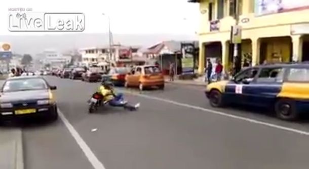 Hace geniales pruebas con la moto en el medio de la calle