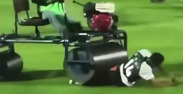 De no creer: un futbolista fue atropellado en el calentamiento y se salvó de una fractura