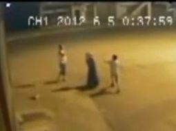 Una mujer da a luz en la calle y deja al bebé tirado