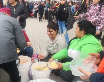 Organizaciones sociales realizaron un polentazo contra el hambre y el ajuste