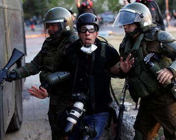 Detuvieron a un fotógrafo argentino mientras cubría el estallido en Chile