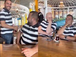 La reacción de un grupo de amigos al descubrir que sus esposas les regalaron la misma chomba