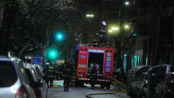 voraz incendio: al menos 20 personas fueron rescatadas de un hotel en llamas voraz incendio: al menos 20 personas fueron rescatadas de un hotel en llamas