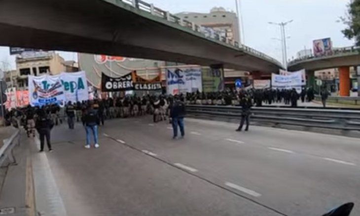 Caos en el Puente Pueyrredón por un corte de la izquierda