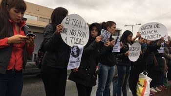 Familiares y amigos de Araceli Fulles marcharon bajo la lluvia Familiares y amigos de Araceli Fulles marcharon bajo la lluvia