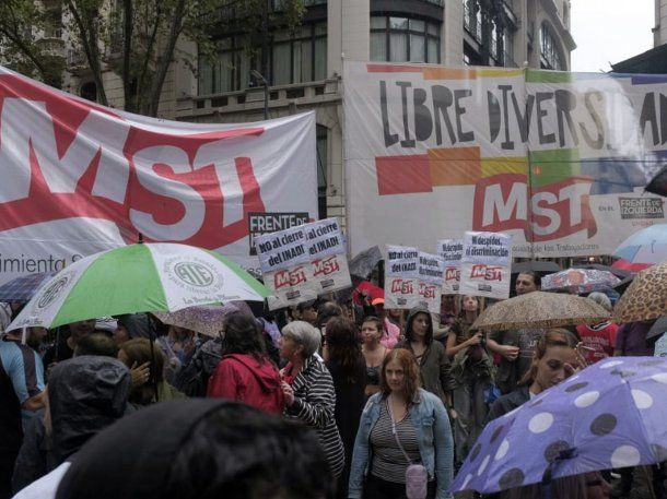 Estatales hicieron un abrazo solidario al INADI contra el cierre