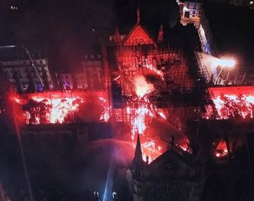 Devastador incendio en la Catedral de Notre Dame: La estructura fue salvada