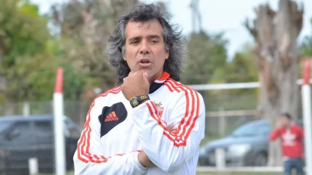 Amato dio sus primeros pasos en el fútbol argentino con la camiseta de Estudiantes de La Plata. Amato dio sus primeros pasos en el fútbol argentino con la camiseta de Estudiantes de La Plata.