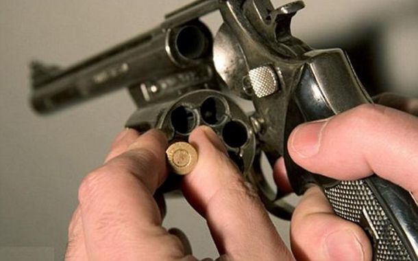 Enfermo de celos: obligó a su novia a jugar a la ruleta rusa y se terminó matando