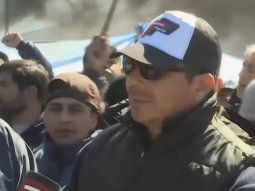 En la calle: la desesperación de un trabajador despedido de una fábrica de cerámicas