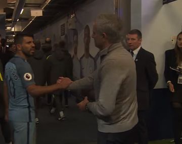 El cruce de Agüero con Mourinho durante el último clásico de Manchester