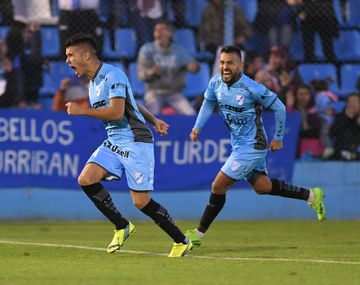 Alexis Zárate festeja su tanto, el segundo de Temperley